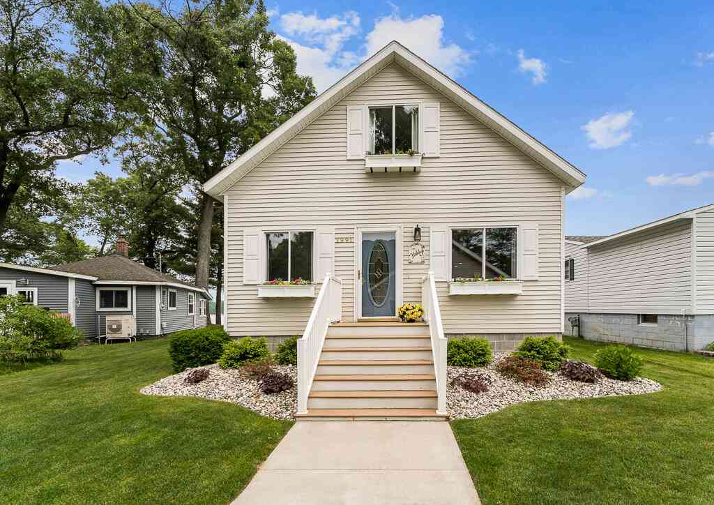 Homes For Sale - 2991 Lakeshore Road<br/> Twin Lake, MI 49457