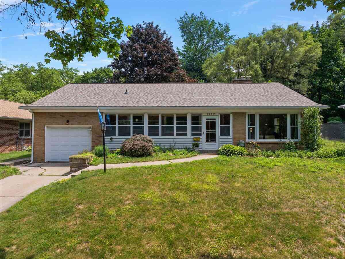 Homes For Sale - 1712 Rosewood Avenue<br/> Grand Rapids, MI 49506