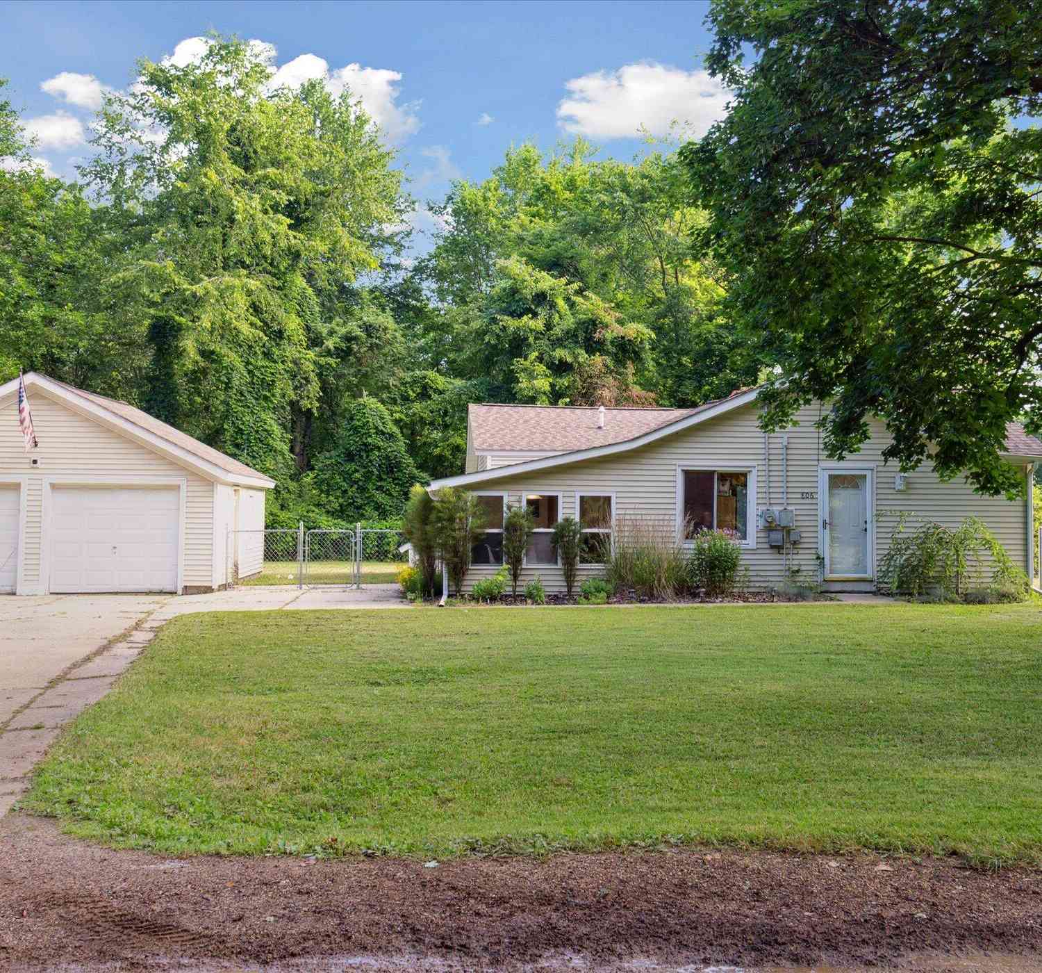 Homes For Sale - 806 10th Street<br/> Plainwell, MI 49080