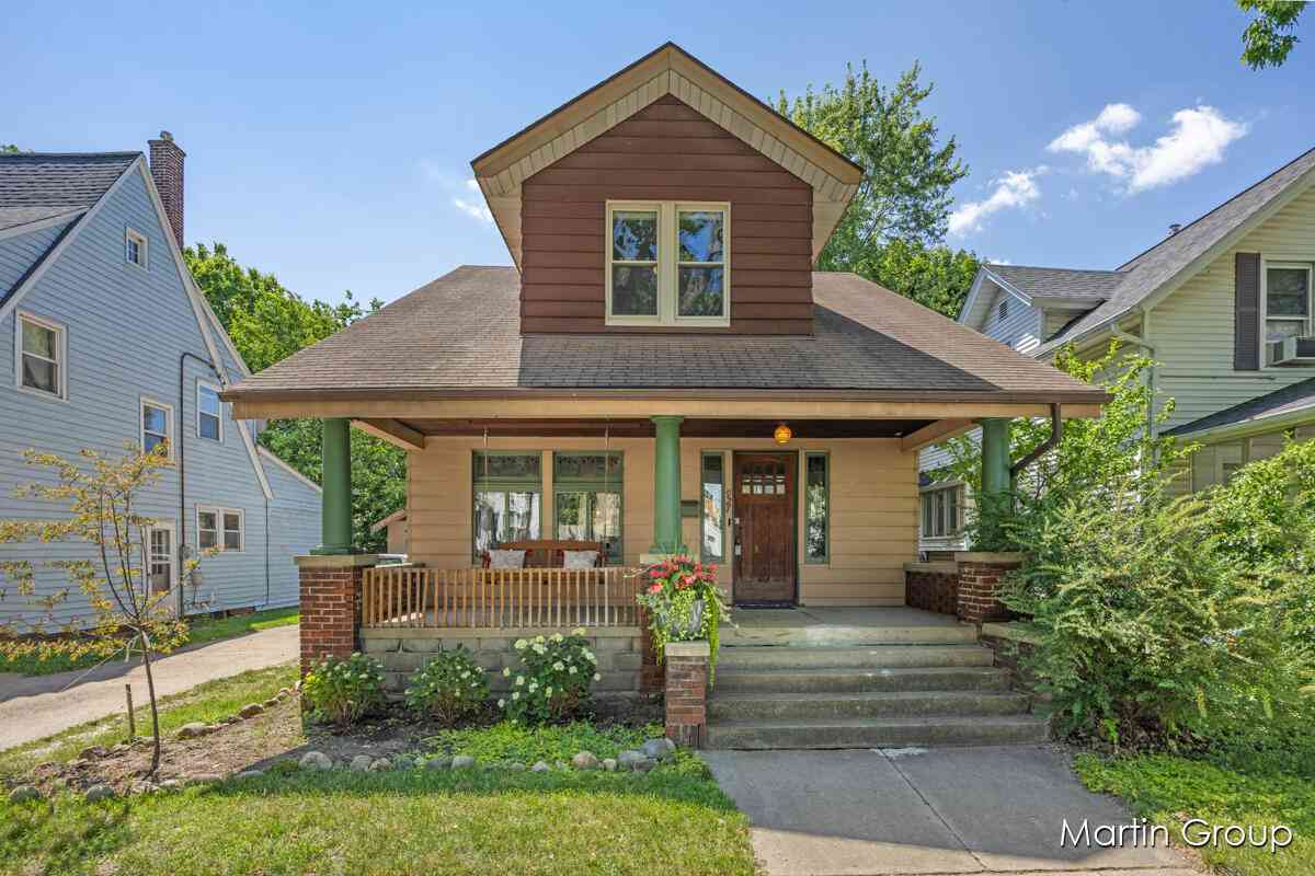 Homes For Sale - 927 Pine Avenue<br/> Grand Rapids, MI 49504