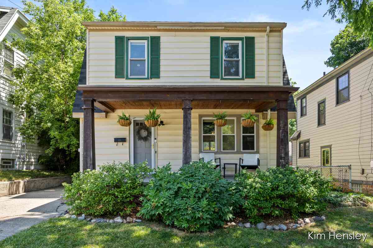 Homes For Sale - 44 Auburn Avenue<br/> Grand Rapids, MI 49503