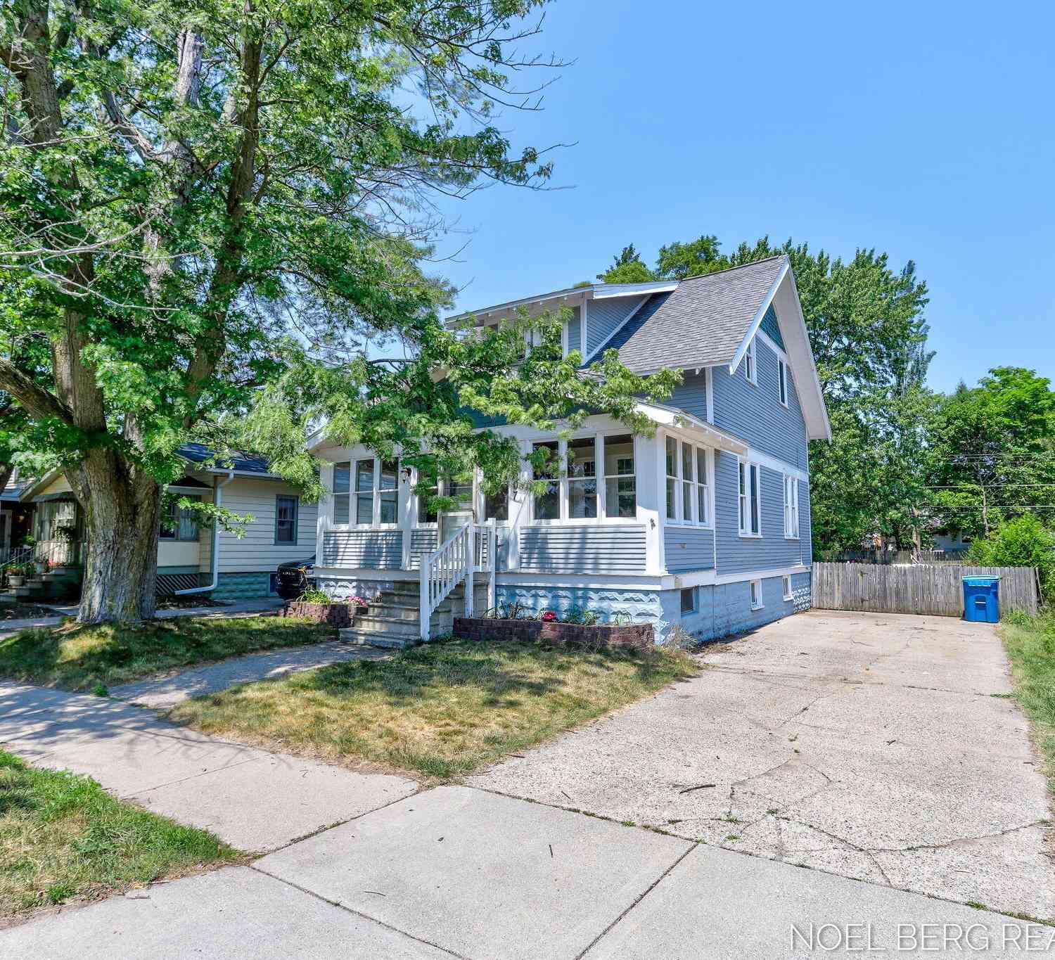 Homes For Sale - 1307 Waverly Avenue<br/> Grand Haven, MI 49417