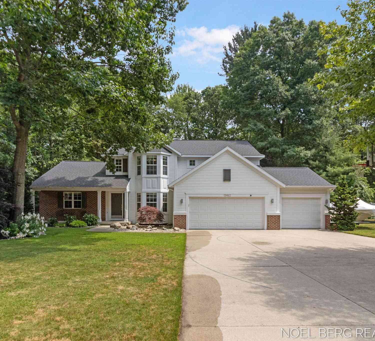 Homes For Sale - 13462 Ravine View Drive<br/> Grand Haven, MI 49417
