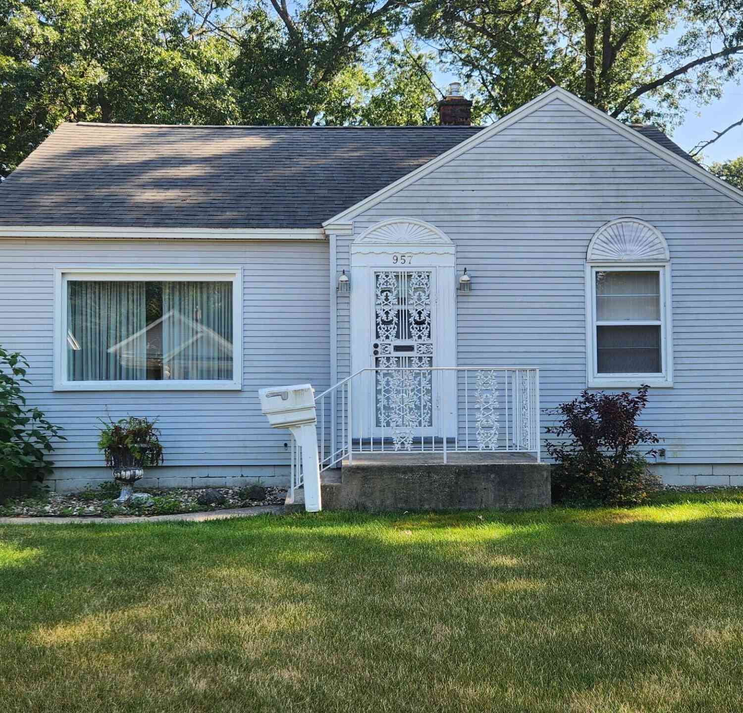Homes For Sale - 957 E Isabella Avenue<br/> Muskegon, MI 49442