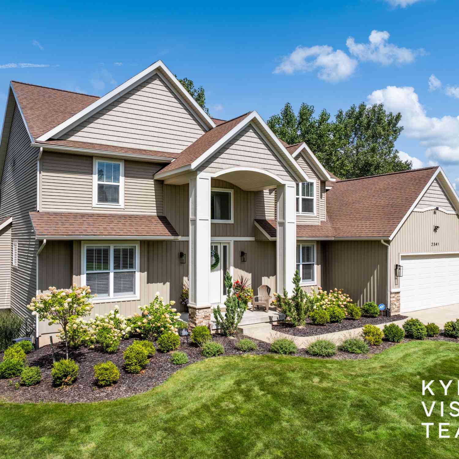 Homes For Sale - 2341 Cascade Pointe Court<br/> Grand Rapids, MI 49546