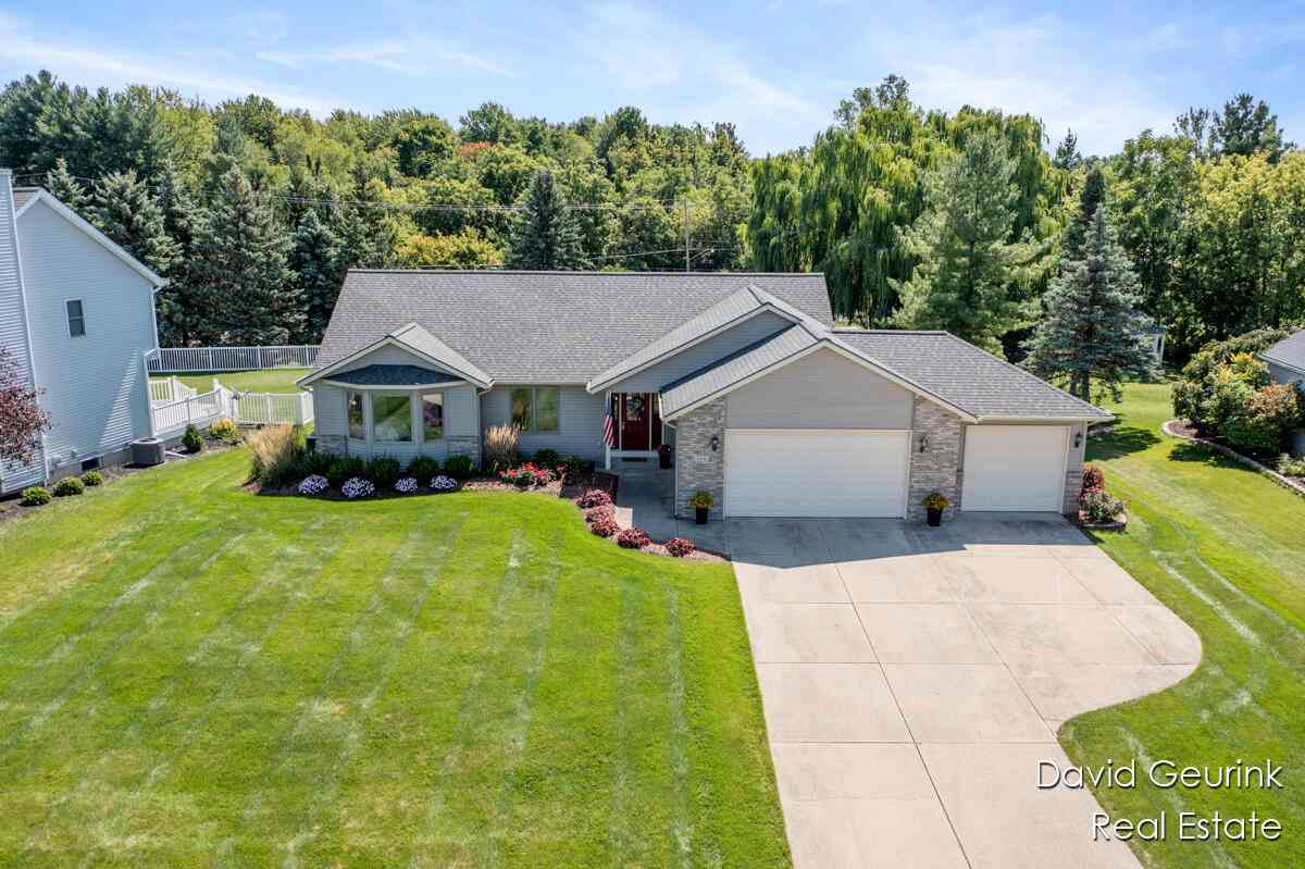 Homes For Sale - 10446 Hunters Creek Drive<br/> Zeeland, MI 49464