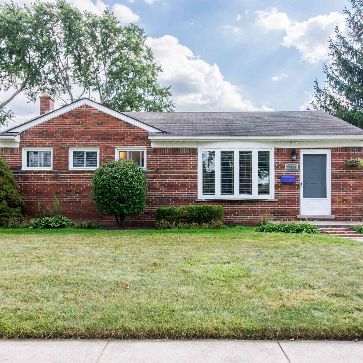 Homes For Sale - 29069 Grandon Avenue<br/> Livonia, MI 48150