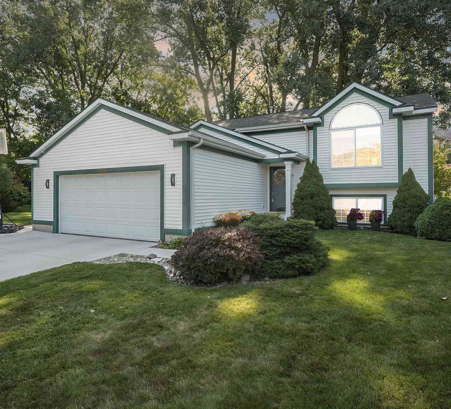 Homes For Sale - 3826 Kirkshire Drive<br/> Grand Rapids, MI 49508