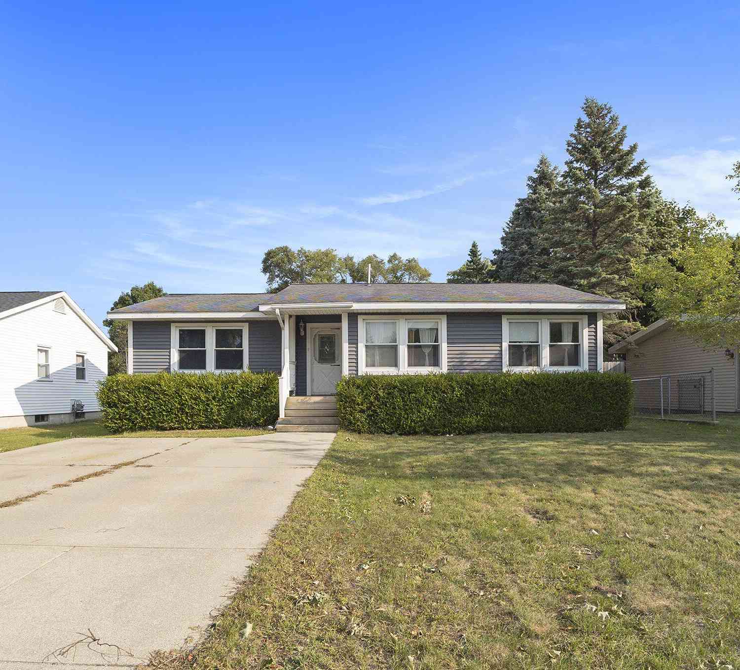 Homes For Sale - 909 Russell Street<br/> Ludington, MI 49431