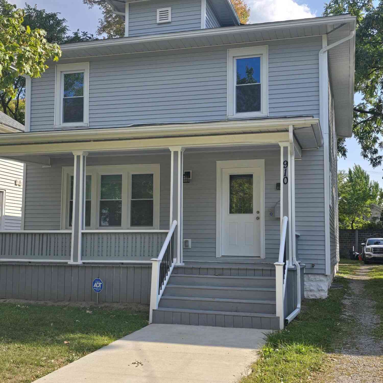 Homes For Sale - 910 Vine Street<br/> Lansing, MI 48912