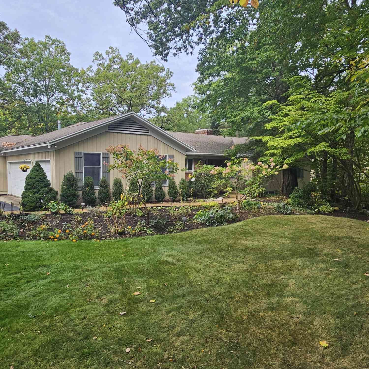 Homes For Sale - 2335 Cascade Springs Drive<br/> Grand Rapids, MI 49546