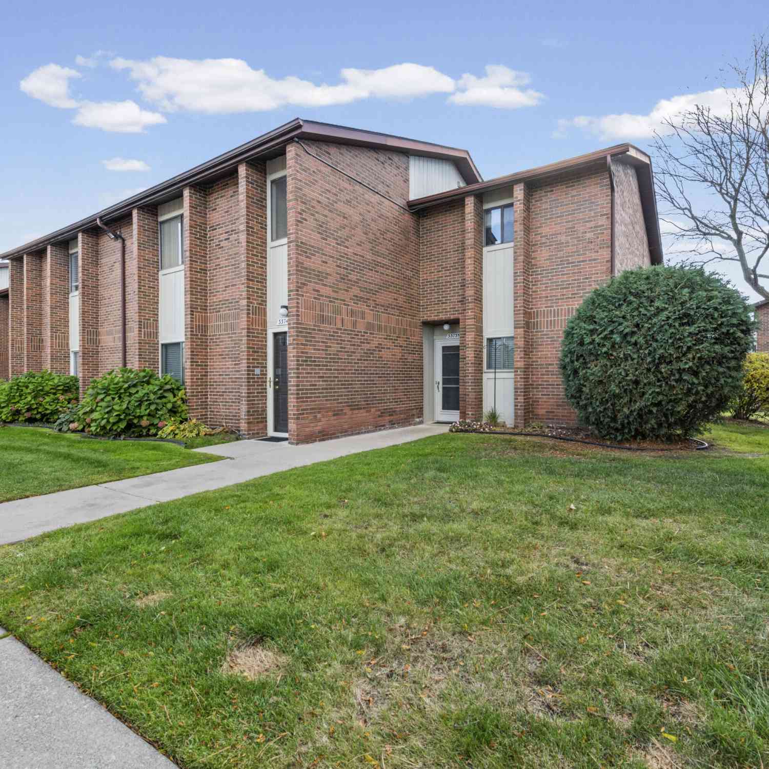 Condo For Sale - 33735 Pondview Circle #164<br/> Livonia, MI 48152