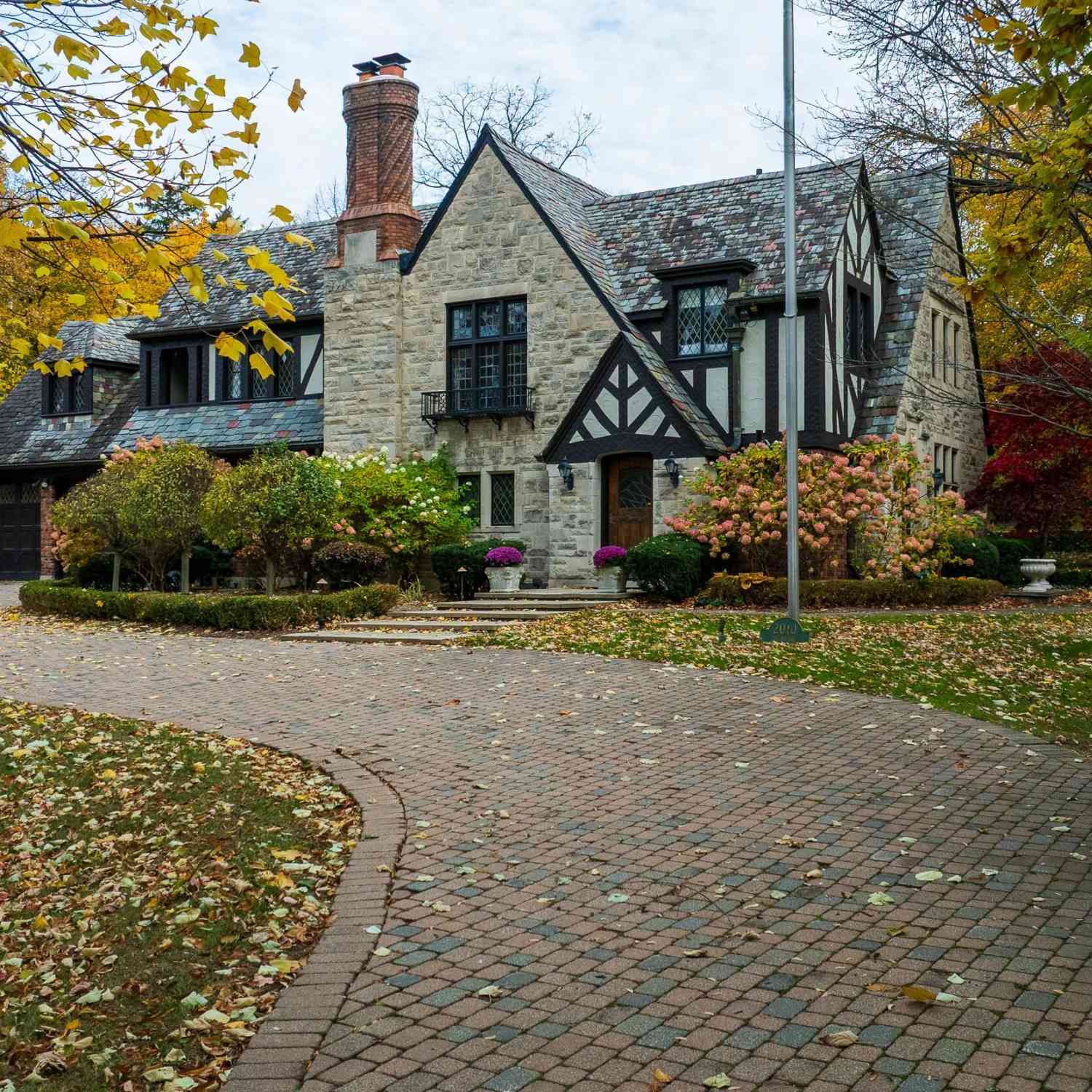 Homes For Sale - 2010 Devonshire Road<br/> Ann Arbor, MI 48104
