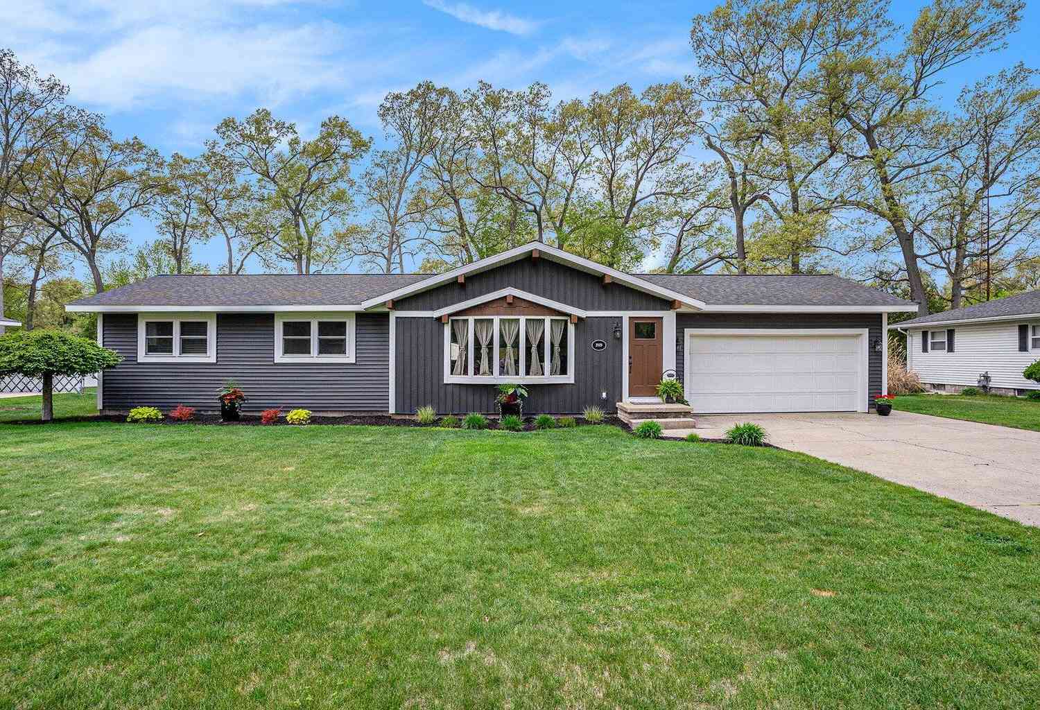 Homes For Sale - 2009 Riegler Road<br/> Muskegon, MI 49445