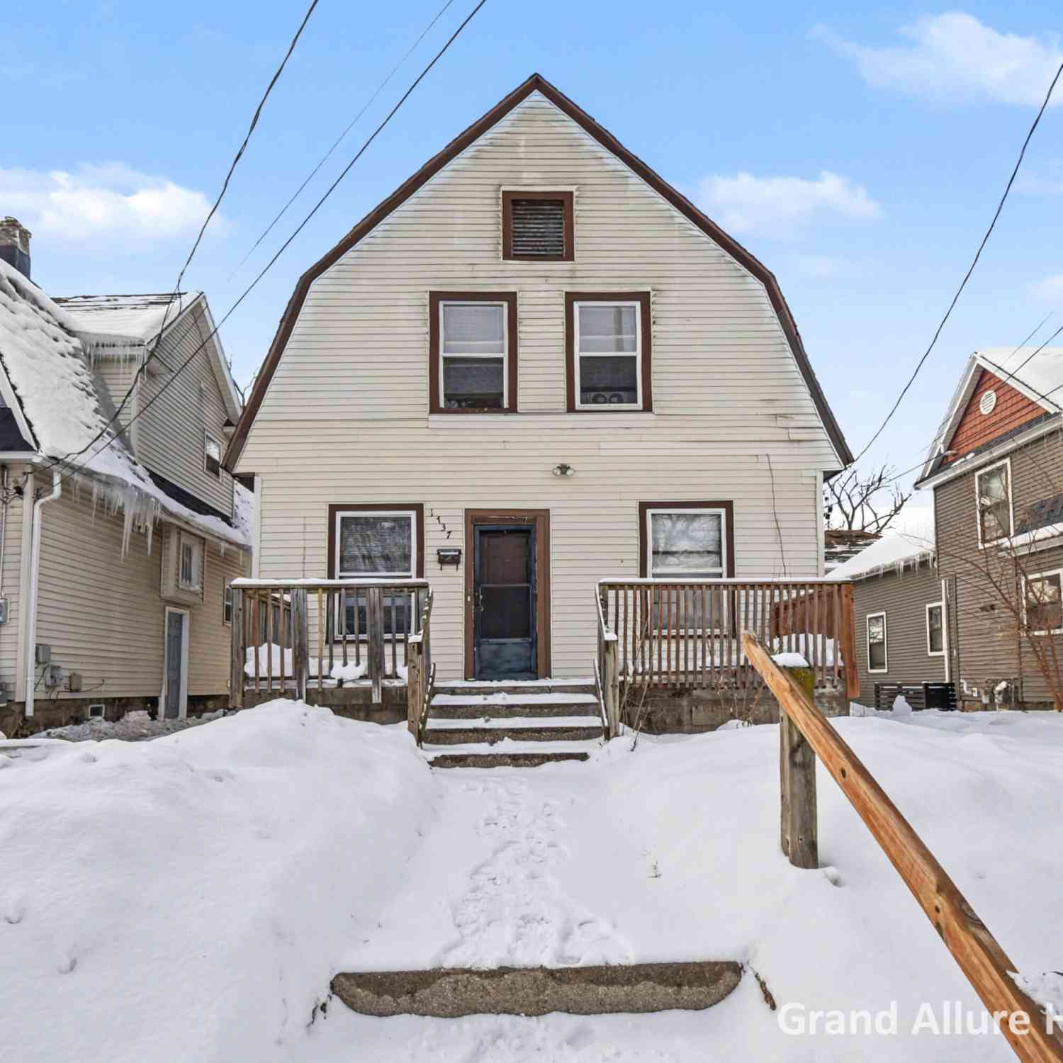 Homes For Sale - 1737 Madison Avenue<br/> Grand Rapids, MI 49507