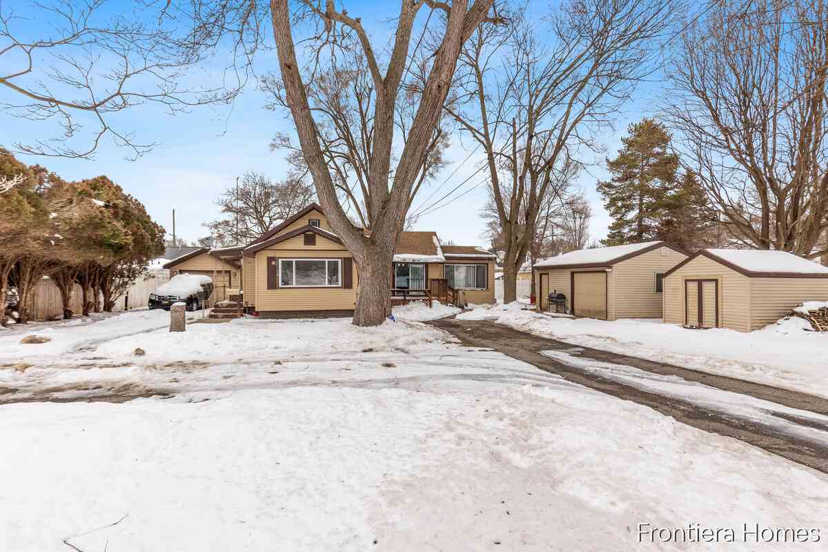 Homes For Sale - 147 Montrose Street<br/> Grand Rapids, MI 49505