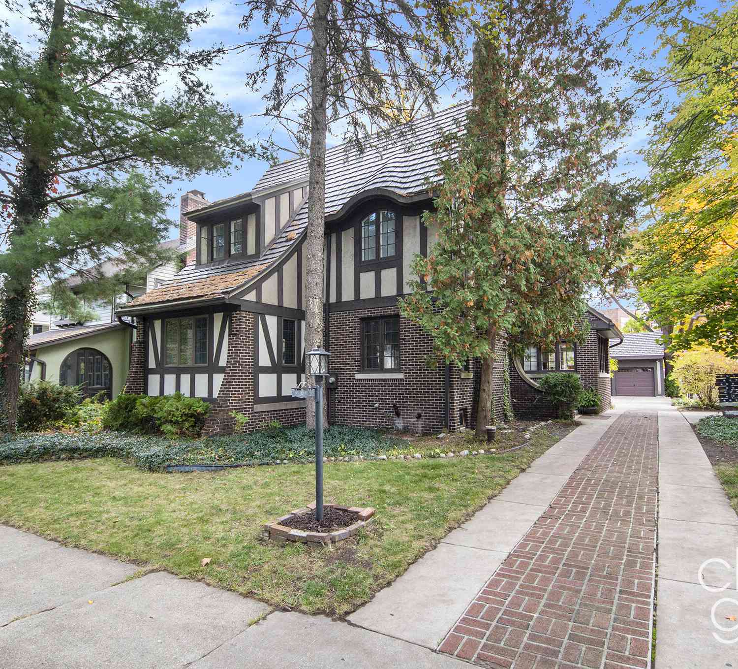 Homes For Sale - 618 Laurel Avenue<br/> Grand Rapids, MI 49506