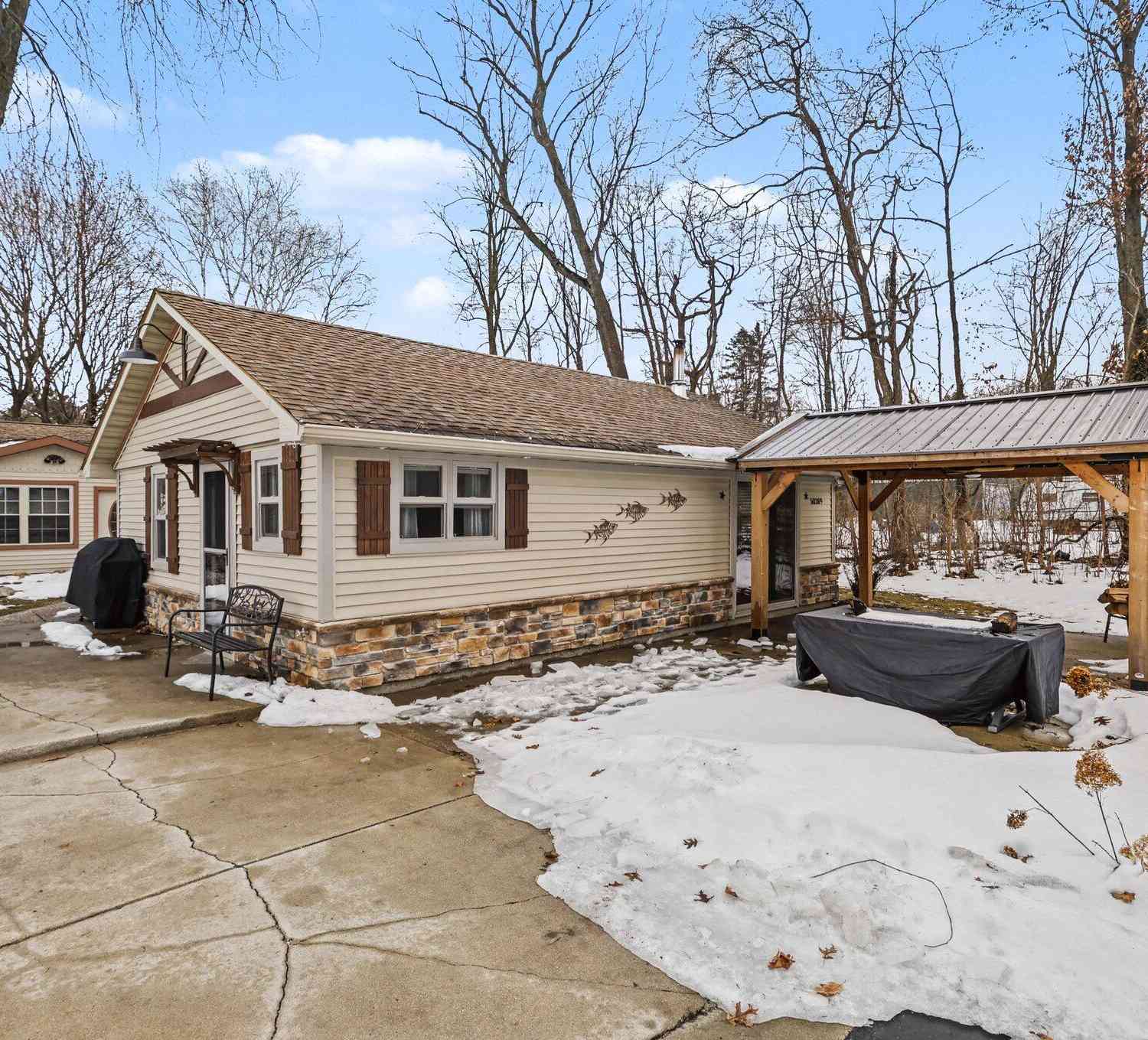 Homes For Sale - 50389 E Lake Shore Drive<br/> Dowagiac, MI 49047