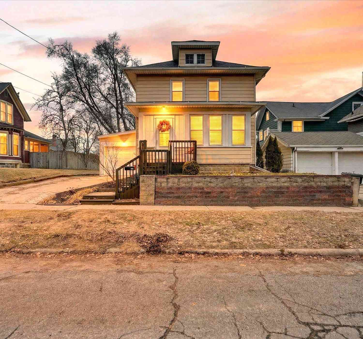 Homes For Sale - 406 Garfield Street<br/> Jackson, MI 49203