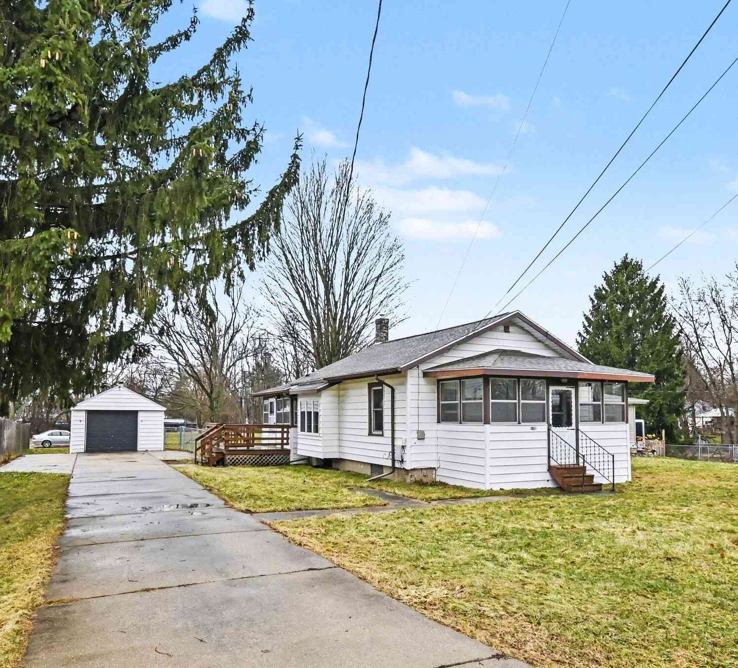Homes For Sale - 1015 Pearl Street<br/> Lansing, MI 48906