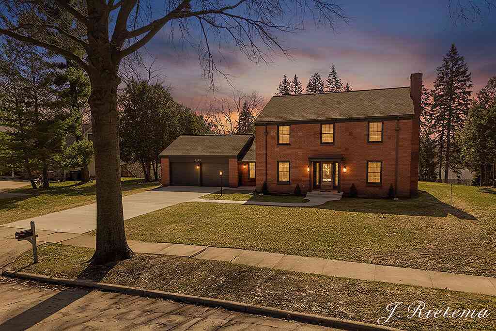 Homes For Sale - 2150 Onekama Drive<br/> Grand Rapids, MI 49506