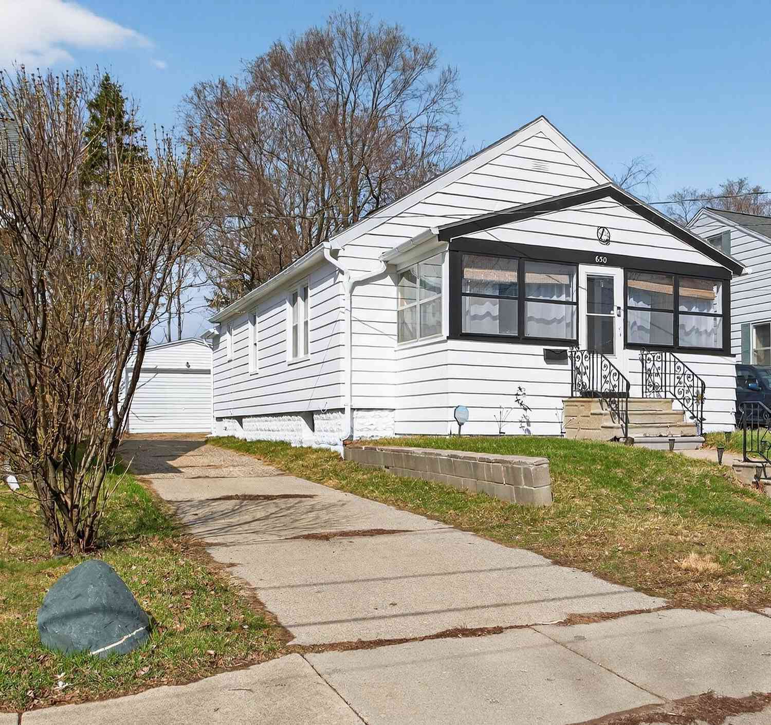 Homes For Sale - 630 Saint Clair Avenue<br/> Jackson, MI 49202