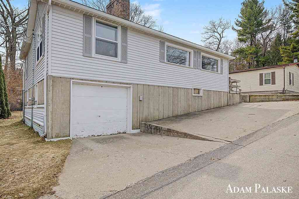 Homes For Sale - 8457 Brower Lake Drive<br/> Rockford, MI 49341