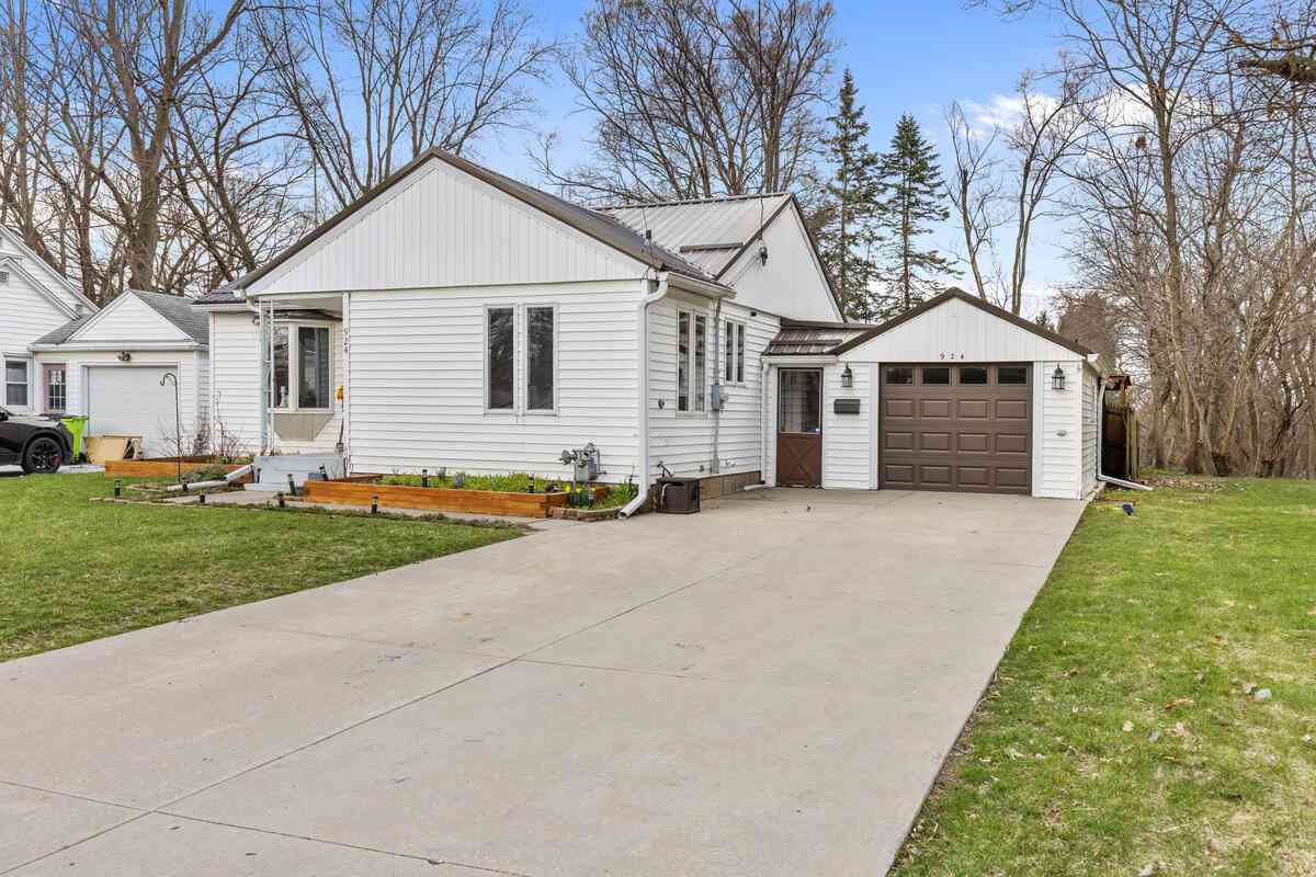 Homes For Sale - 924 W Orange Street<br/> Montcalm County, Greenville, MI 48838