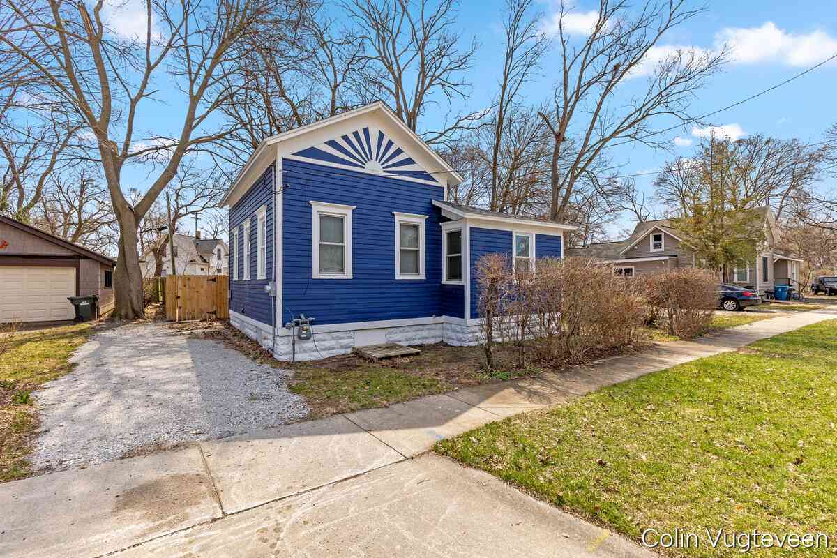 Homes For Sale - 247 Strong Avenue<br/> Muskegon, MI 49441