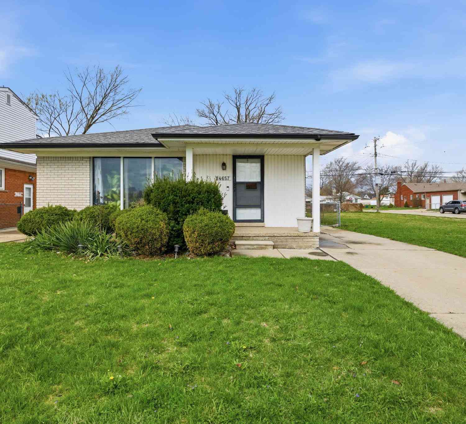 Homes For Sale - 24657 Flower Avenue<br/> Eastpointe, MI 48021
