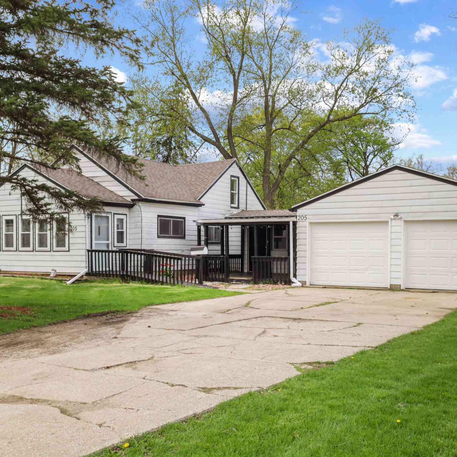 Homes For Sale - 205 Cox Boulevard<br/> Lansing, MI 48910
