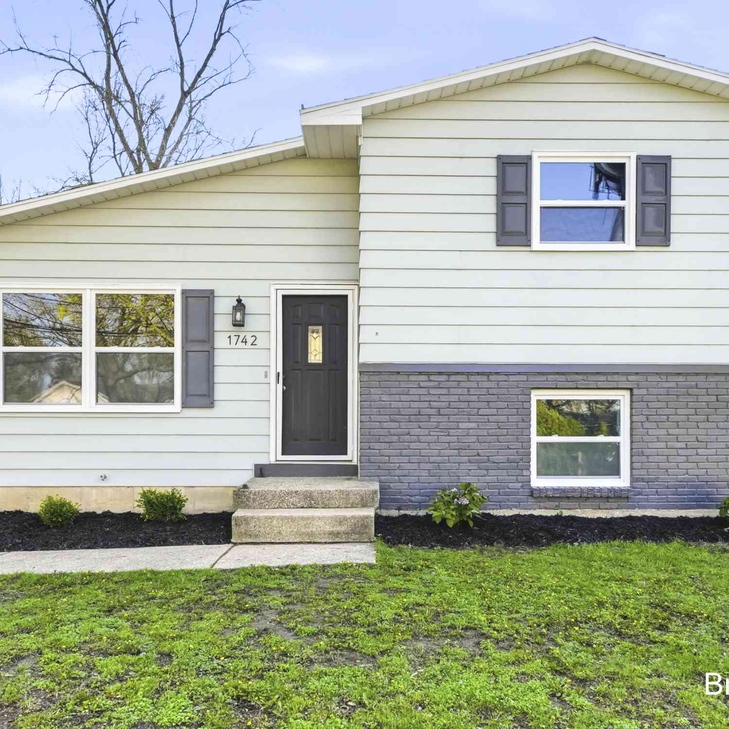 Homes For Sale - 1742 Woodlawn Avenue<br/> Grand Rapids, MI 49506