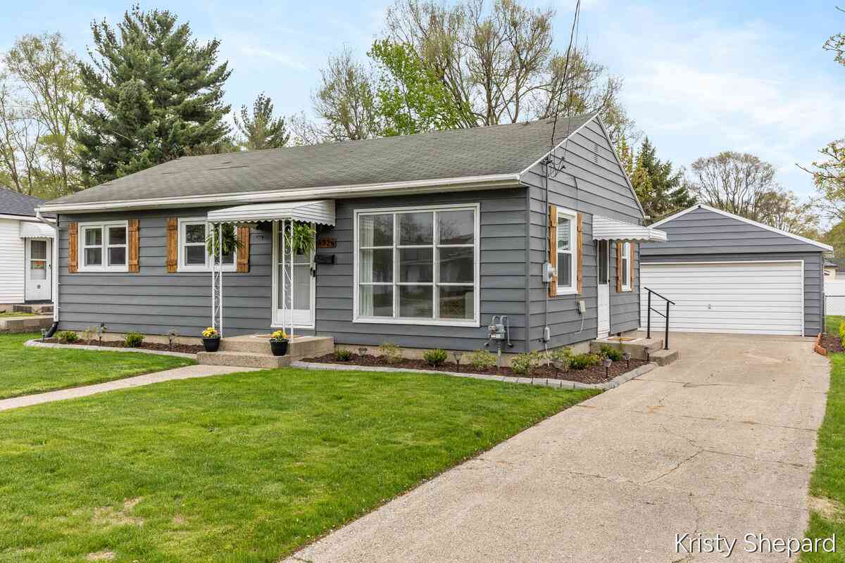 Homes For Sale - 4326 Michael Avenue<br/> Wyoming, MI 49509