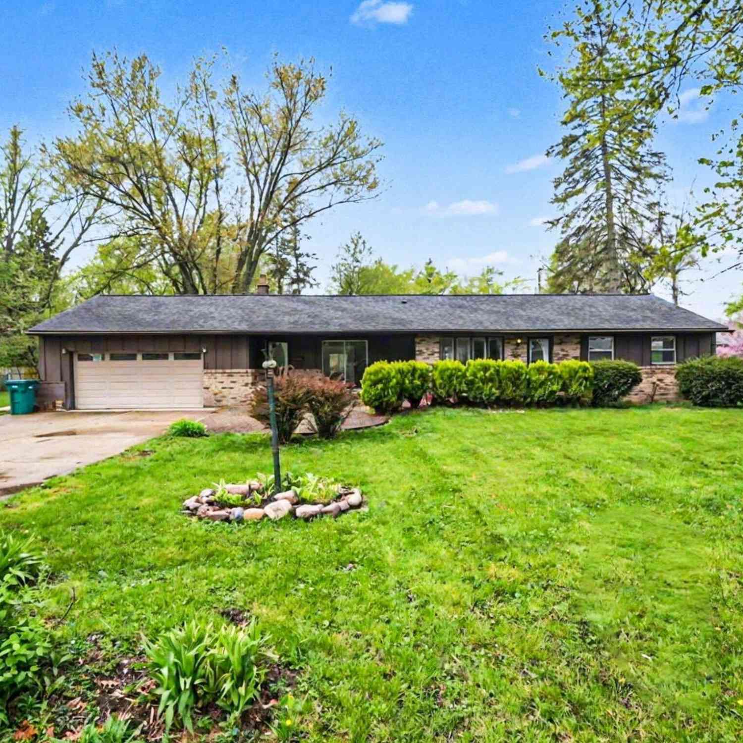 Homes For Sale - 216 Aveline Street<br/> Ypsilanti, MI 48197