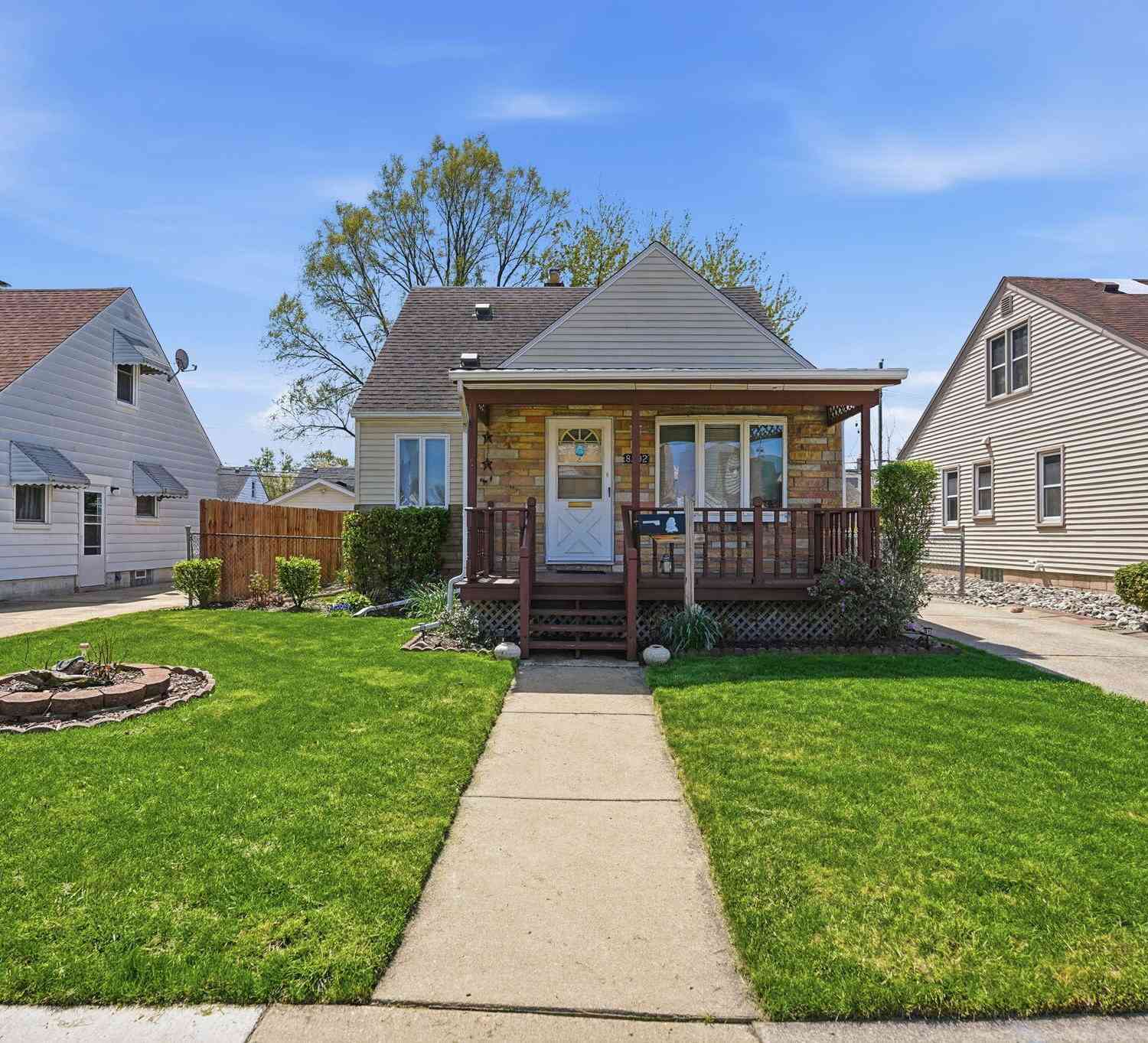 Homes For Sale - 8292 Superior Street<br/> Macomb County, Center Line, MI 48015