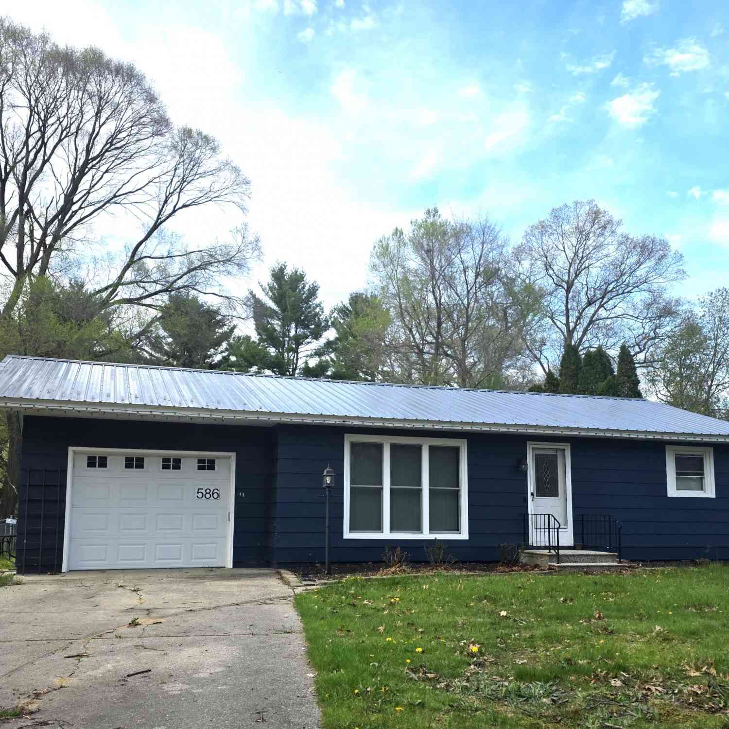 Homes For Sale - 586 W River Road<br/> Muskegon, MI 49445