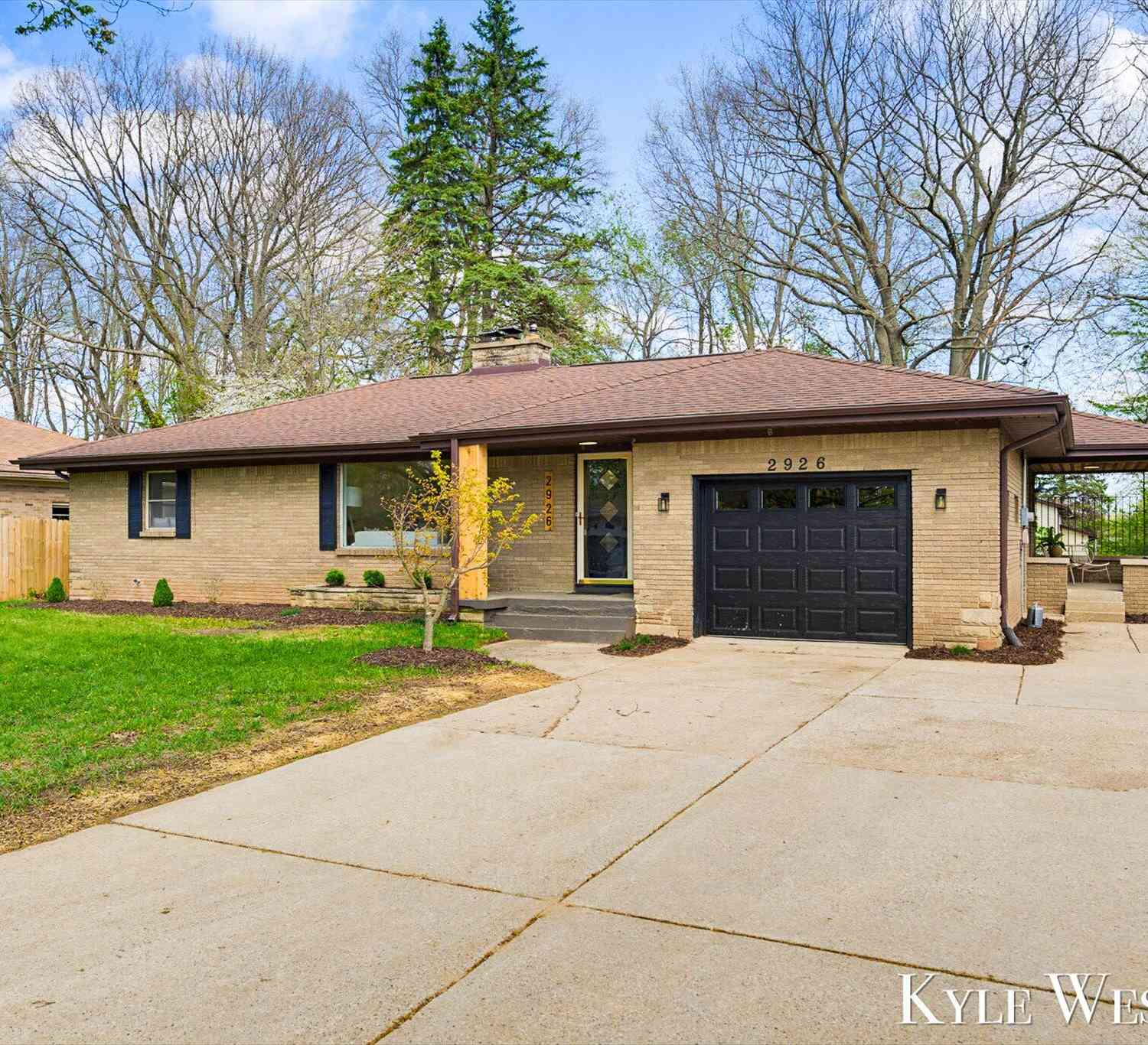 Homes For Sale - 2926 Chamberlain Avenue<br/> Grand Rapids, MI 49508