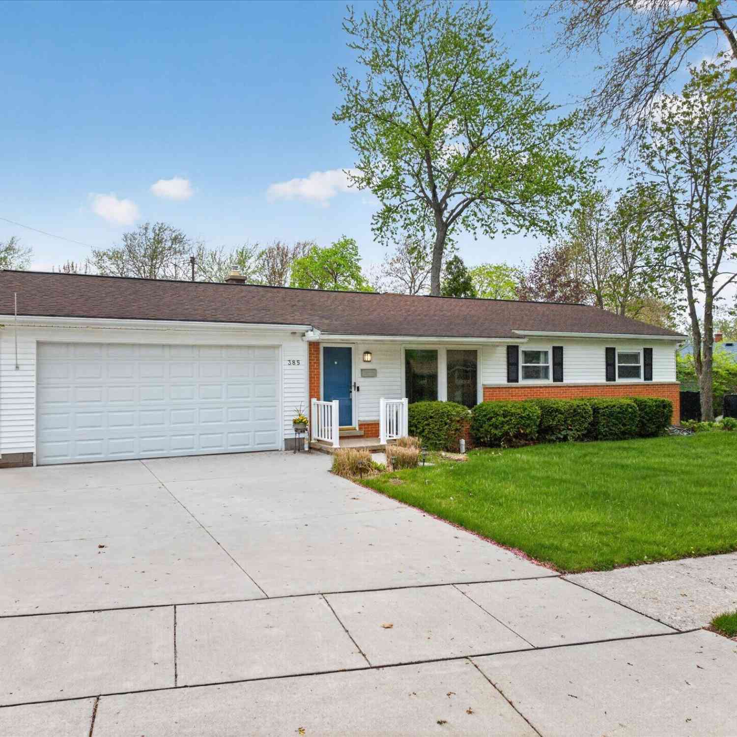 Homes For Sale - 385 Hollywood Drive<br/> Saline, MI 48176