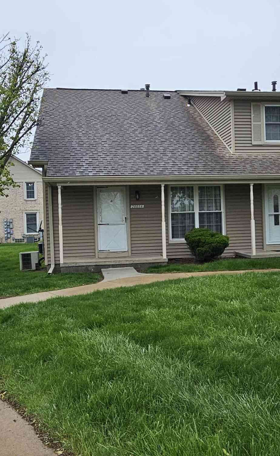 Condo For Rent - 20016 Village Green Court<br/> Wayne County, Brownstown, MI 48183