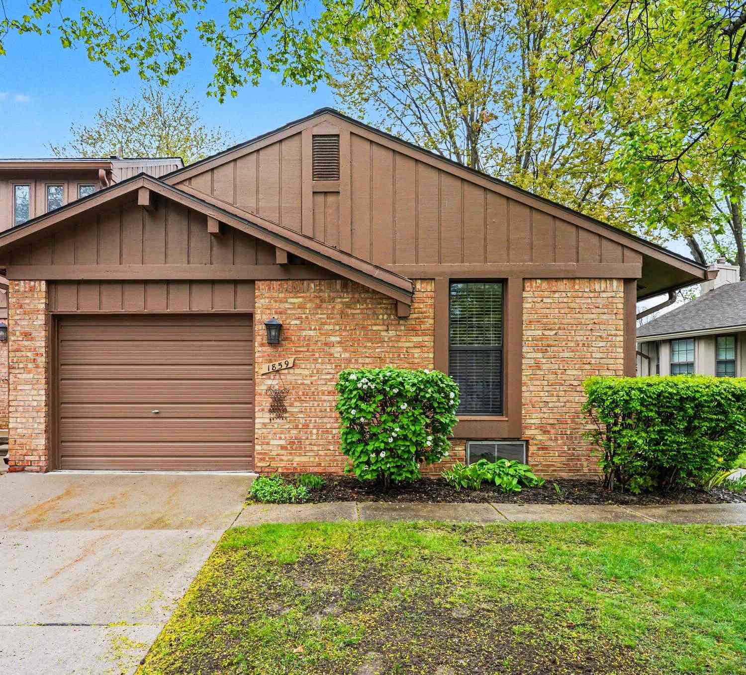 Condo For Sale - 1859 Allenway Court<br/> Rochester, MI 48309