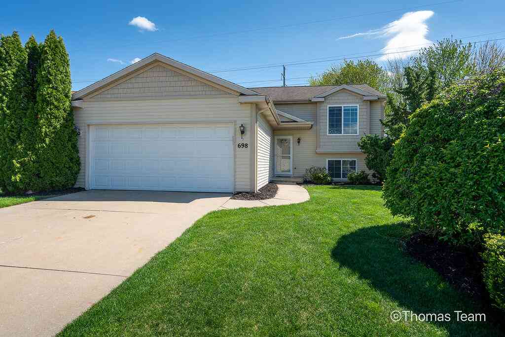 Homes For Sale - 698 Silver Brook Drive<br/> Grand Rapids, MI 49548