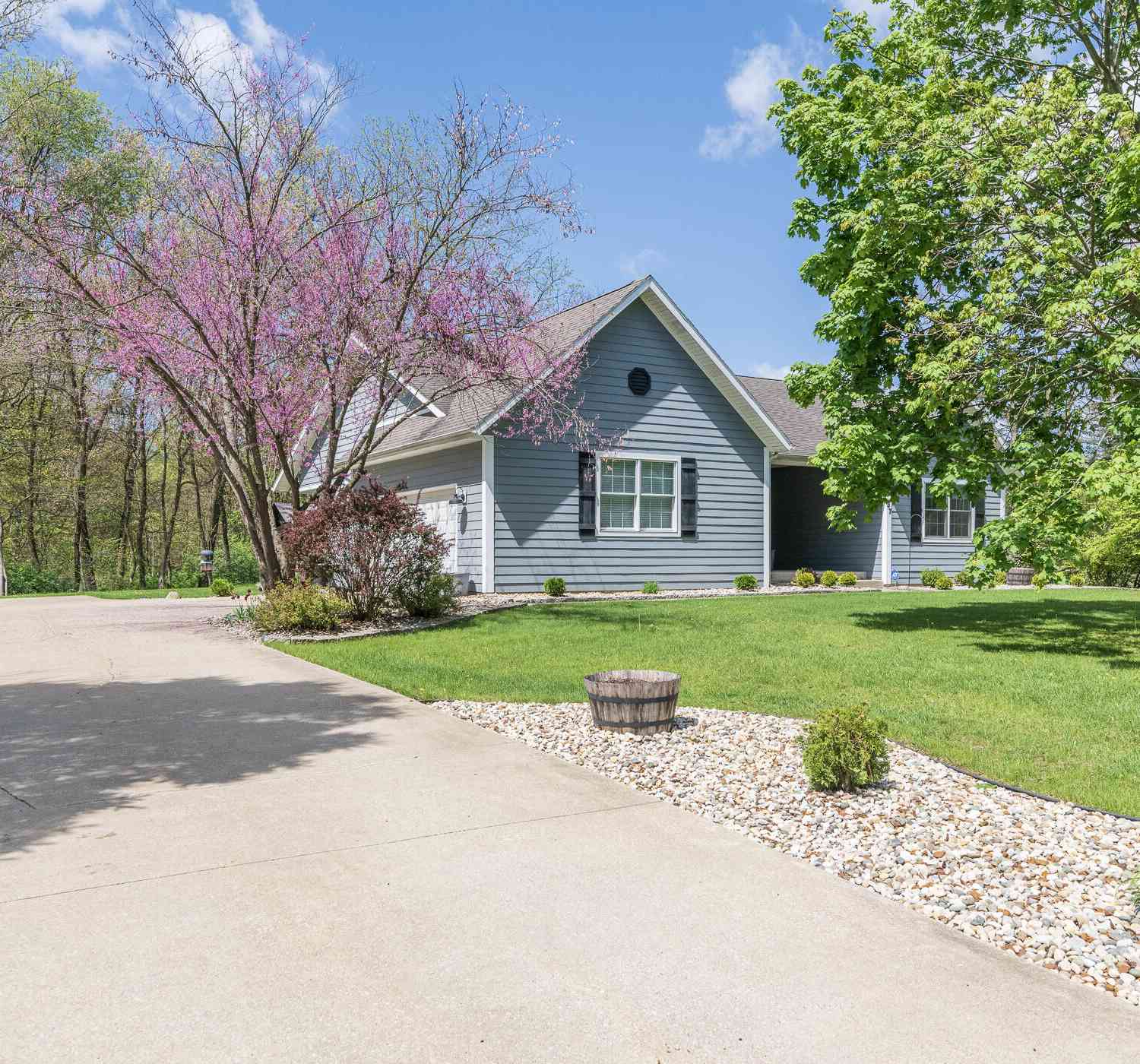 Homes For Sale - 37 Summerset Drive<br/> Kalamazoo, MI 49009