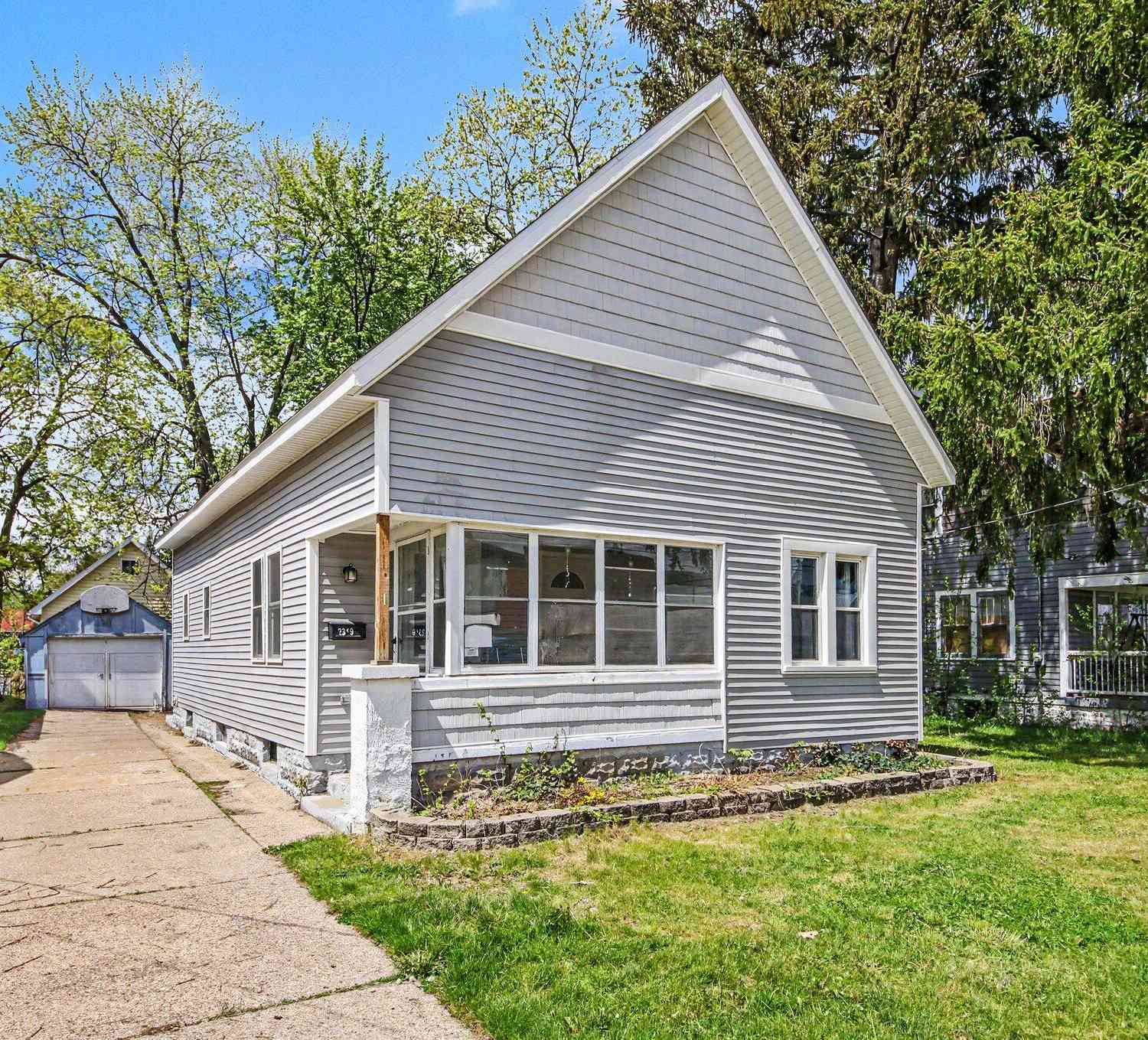 Homes For Sale - 2319 Beverly Avenue<br/> Wyoming, MI 49519