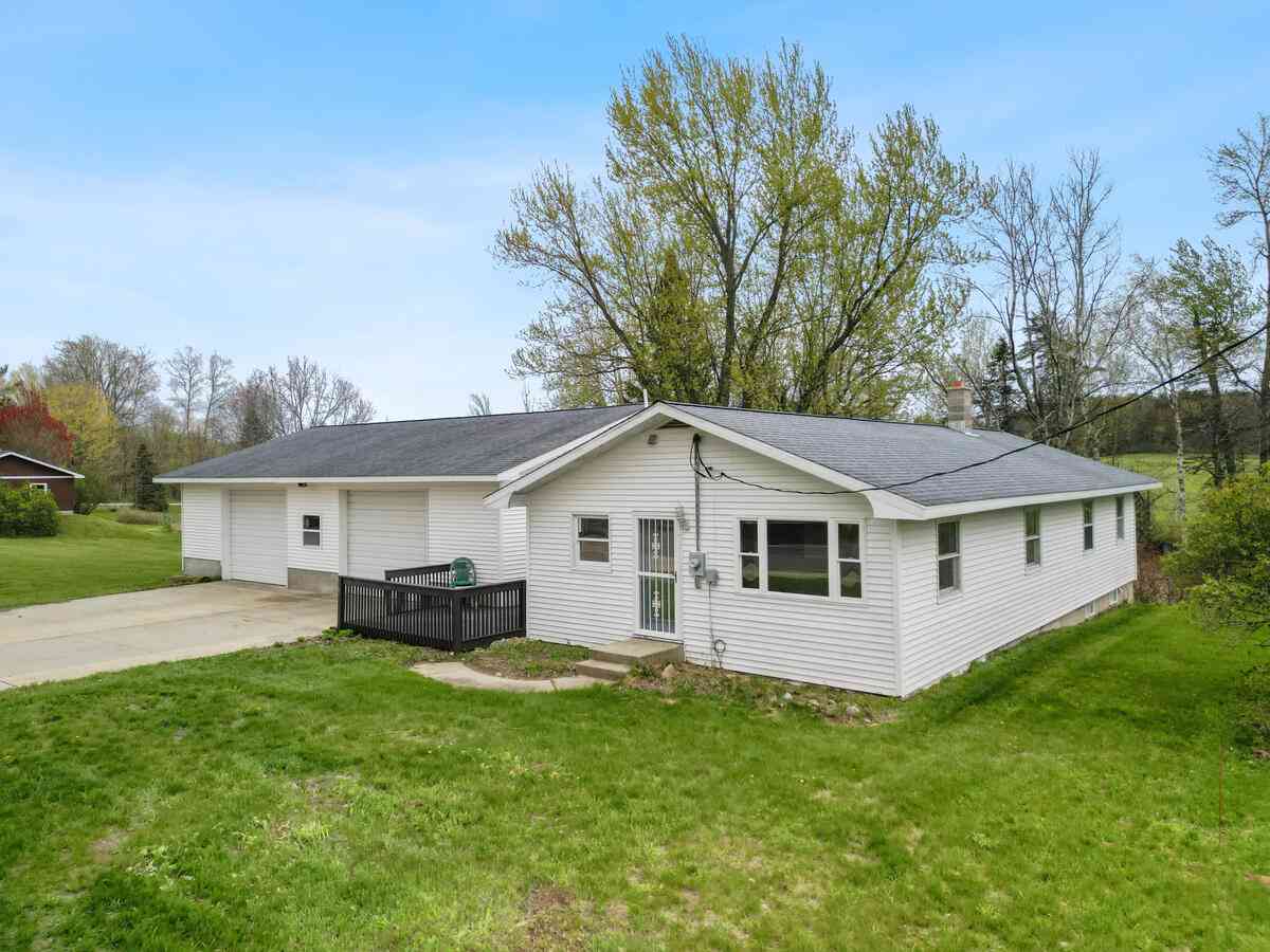 Homes For Sale - 15065 21 Mile Road<br/> Big Rapids, MI 49307