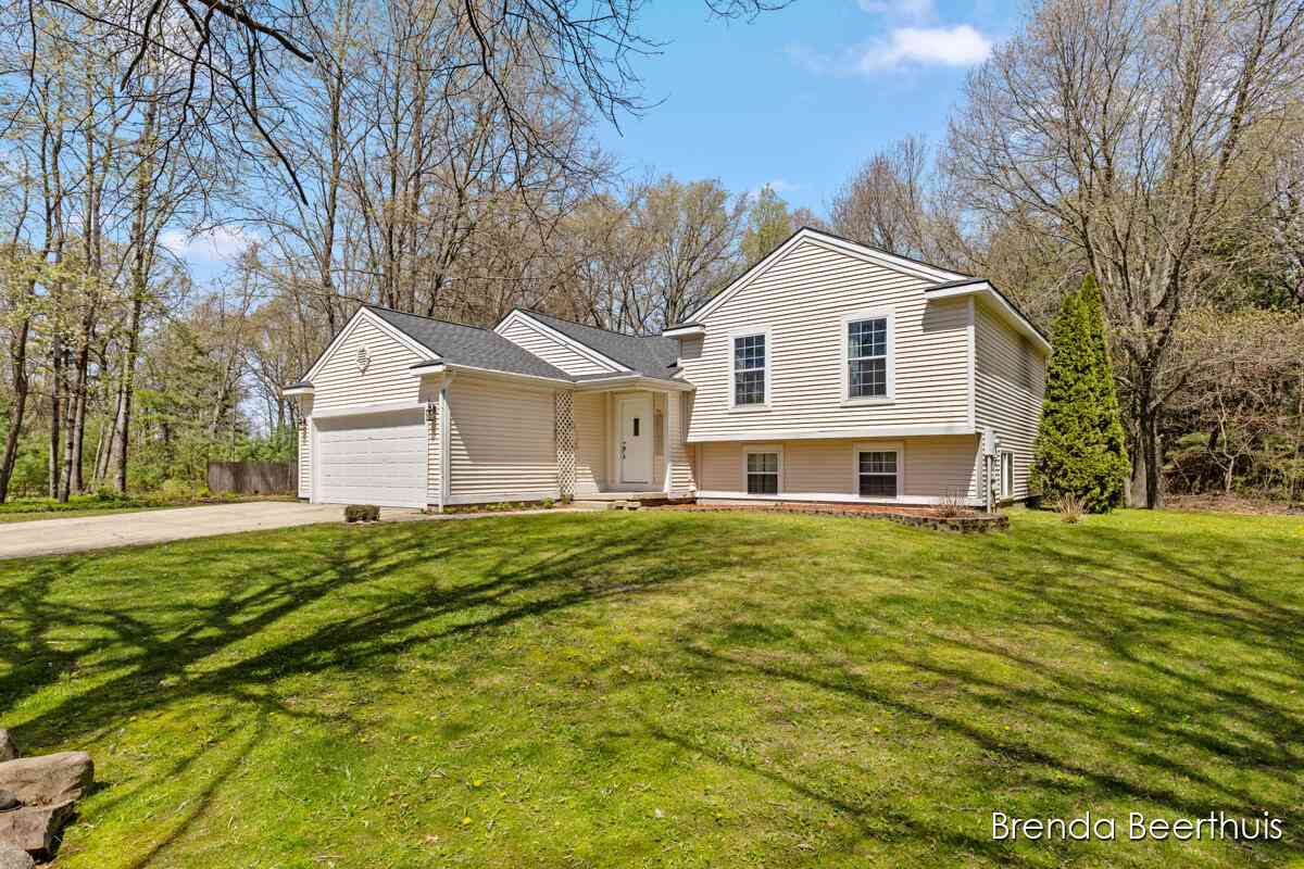 Homes For Sale - 10950 Debbie Drive<br/> Montcalm County, Greenville, MI 48838