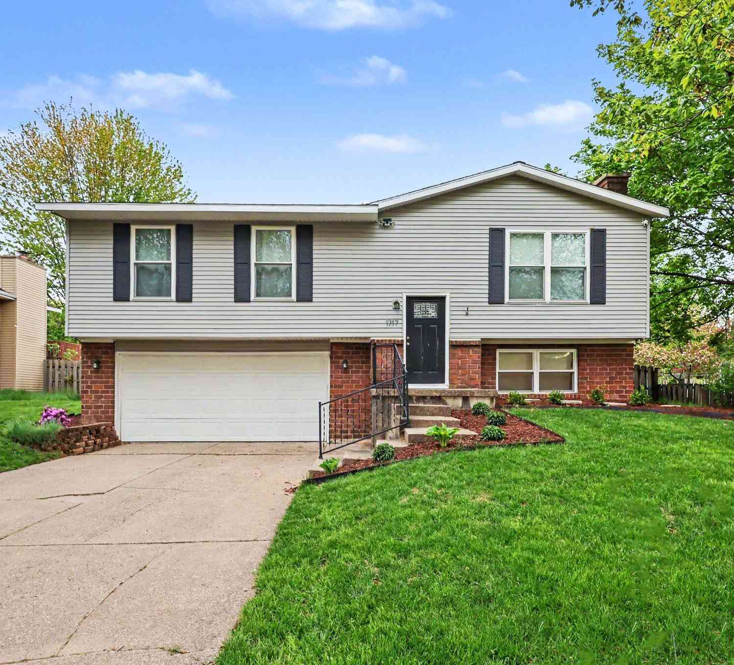 Homes For Sale - 1717 Edgewood Avenue<br/> Grand Rapids, MI 49506