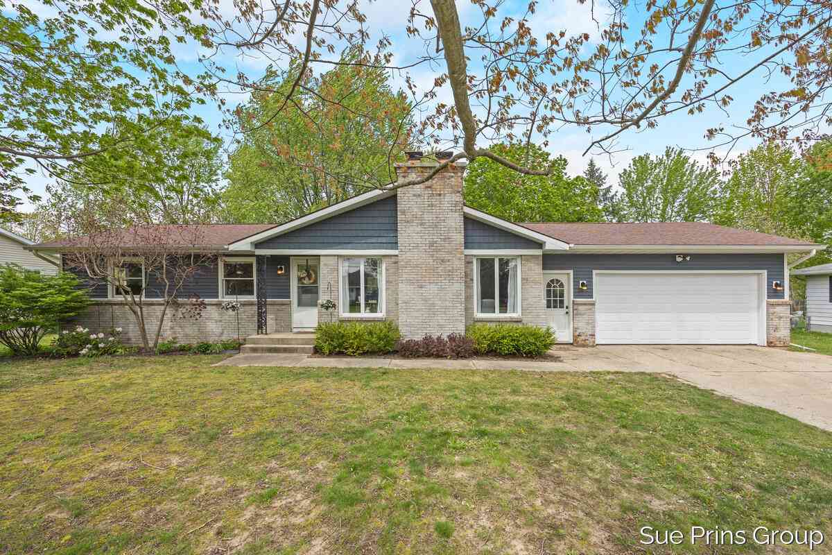 Homes For Sale - 2595 Rosewood Street<br/> Jenison, MI 49428