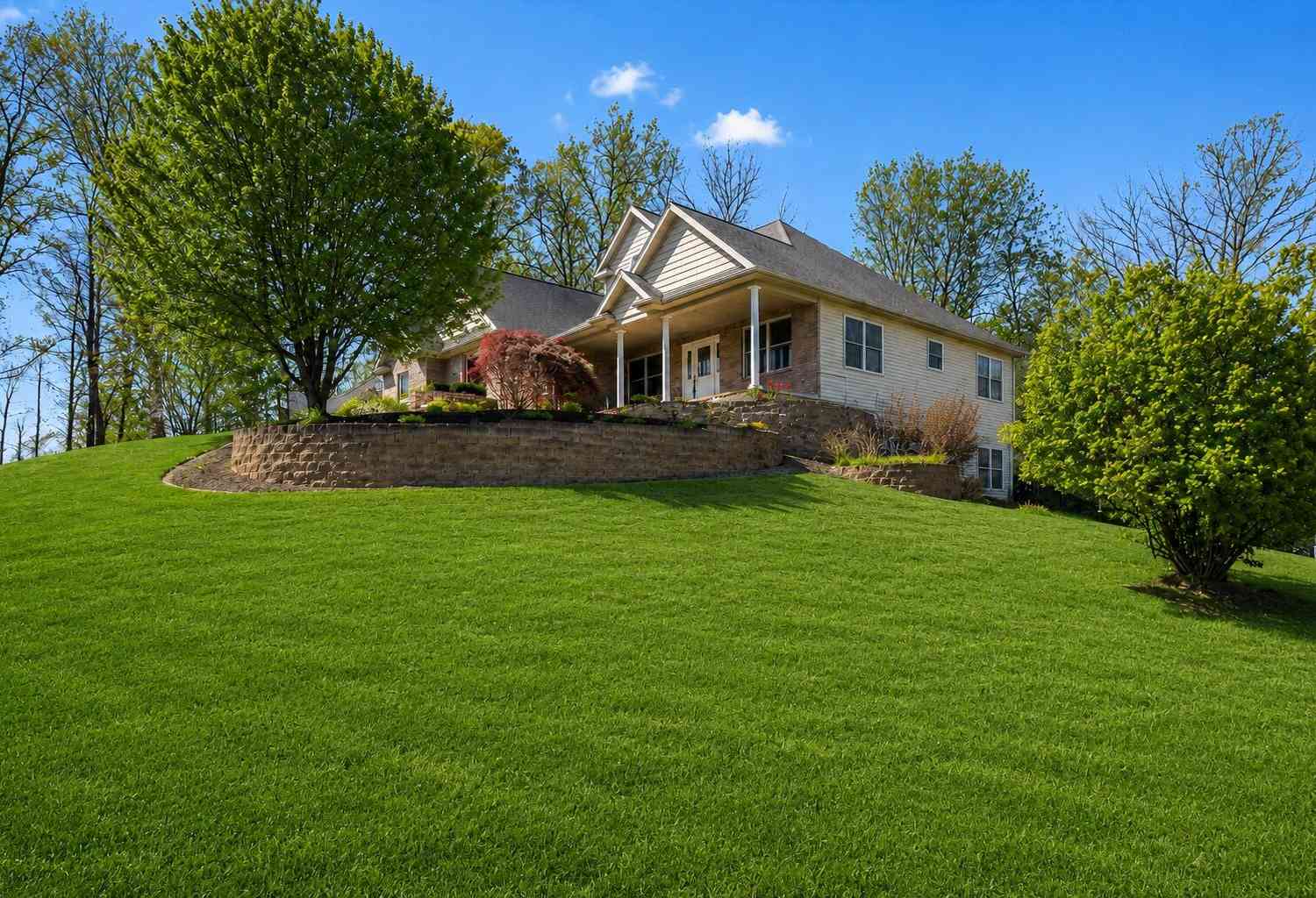 Homes For Sale - 2112 Scenic Hills Drive<br/> Jackson, MI 49201
