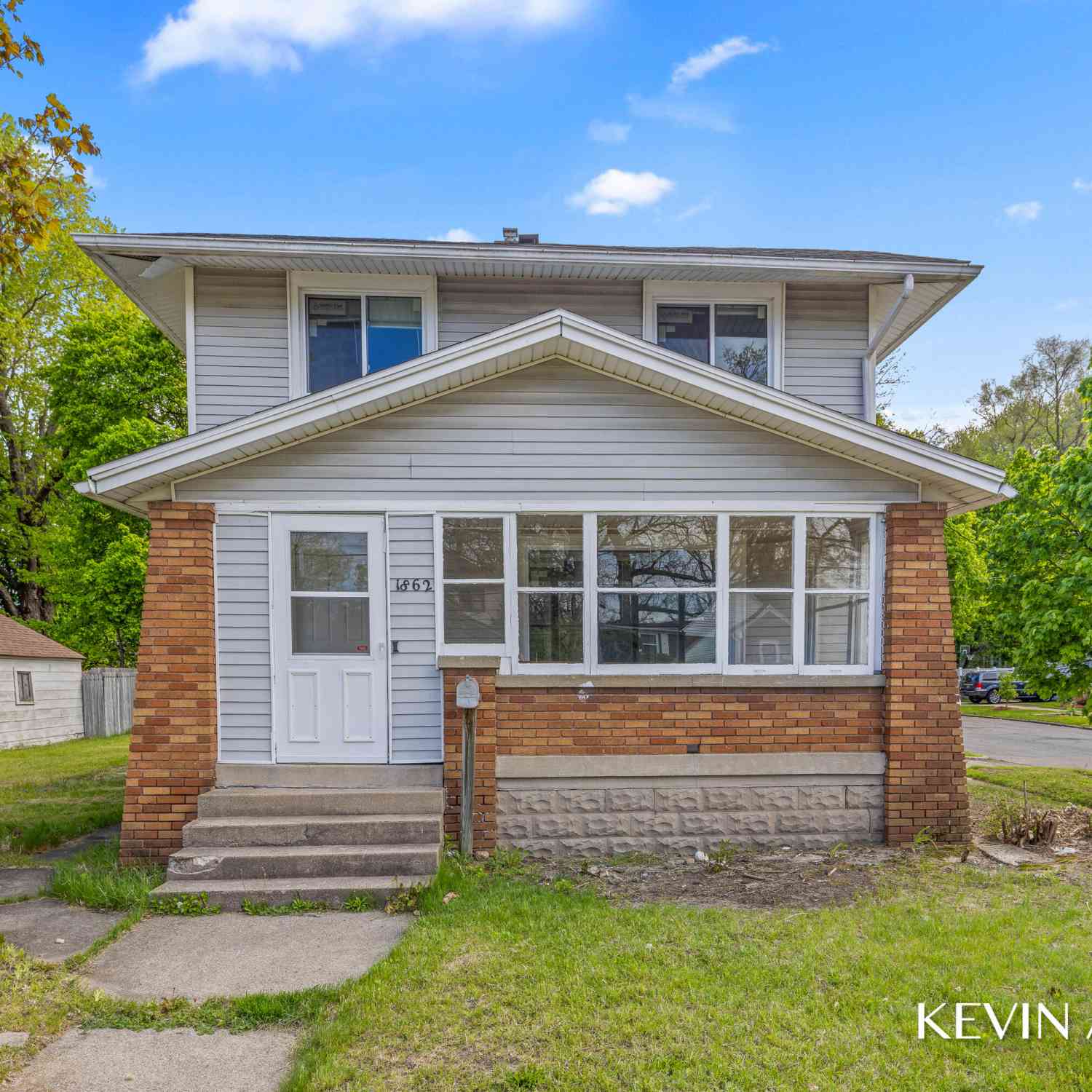 Homes For Sale - 1862 Kalamazoo Avenue<br/> Grand Rapids, MI 49507