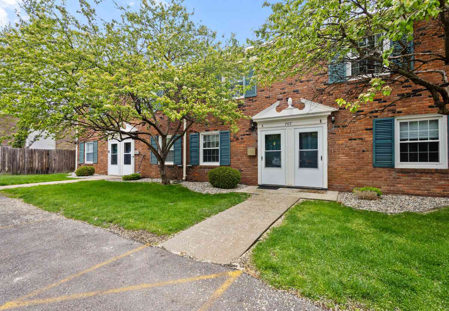 Condo For Sale - 707 Garland Circle #A<br/> Kalamazoo, MI 49008